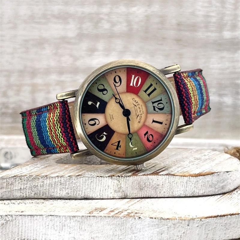 Uhr mit buntem Regenbogenmuster