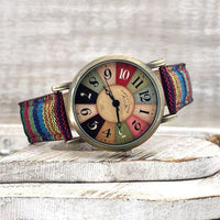 Uhr mit buntem Regenbogenmuster