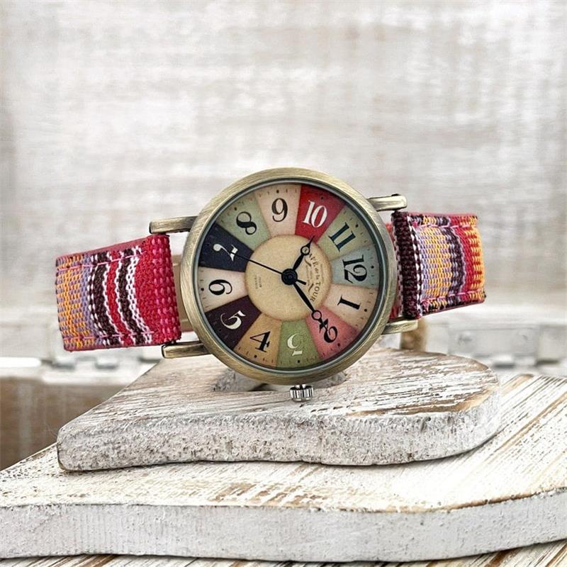 Uhr mit buntem Regenbogenmuster