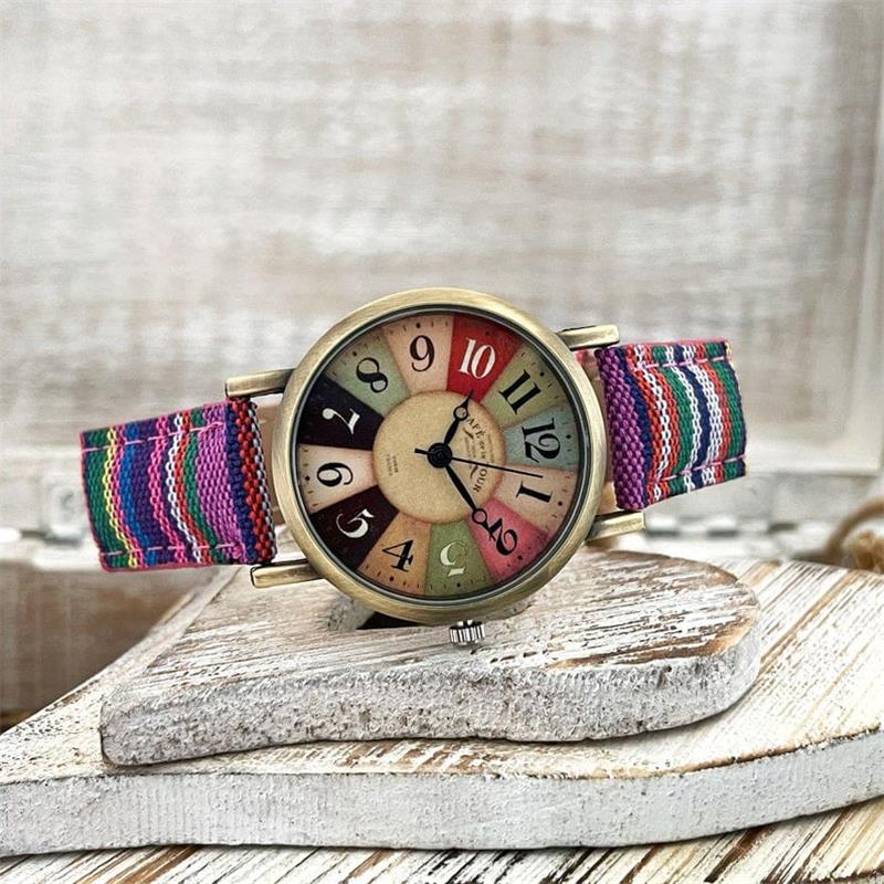 Uhr mit buntem Regenbogenmuster