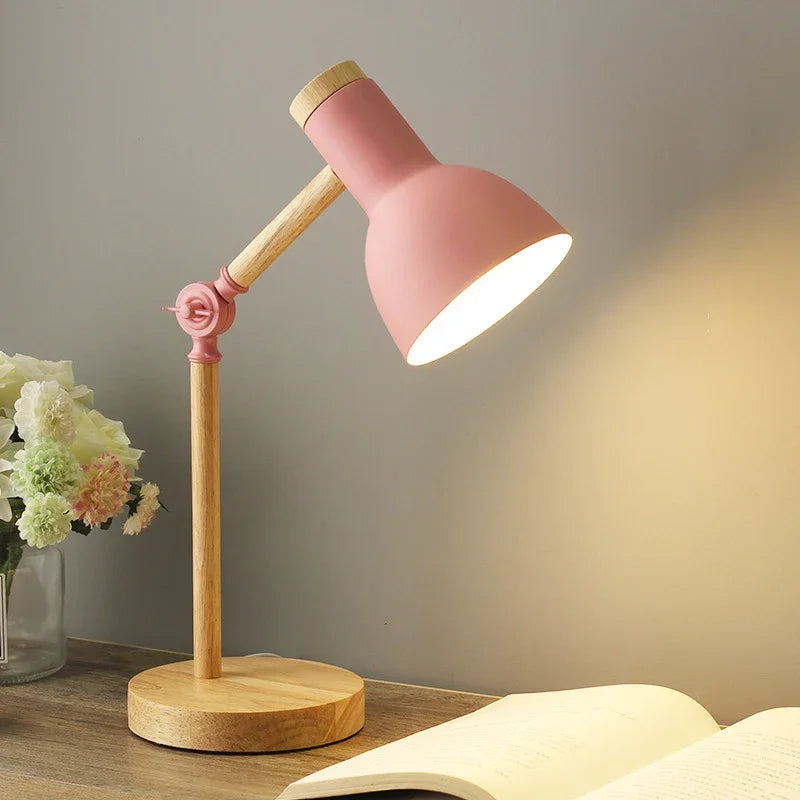 Tischlampe aus gebeiztem Holz
