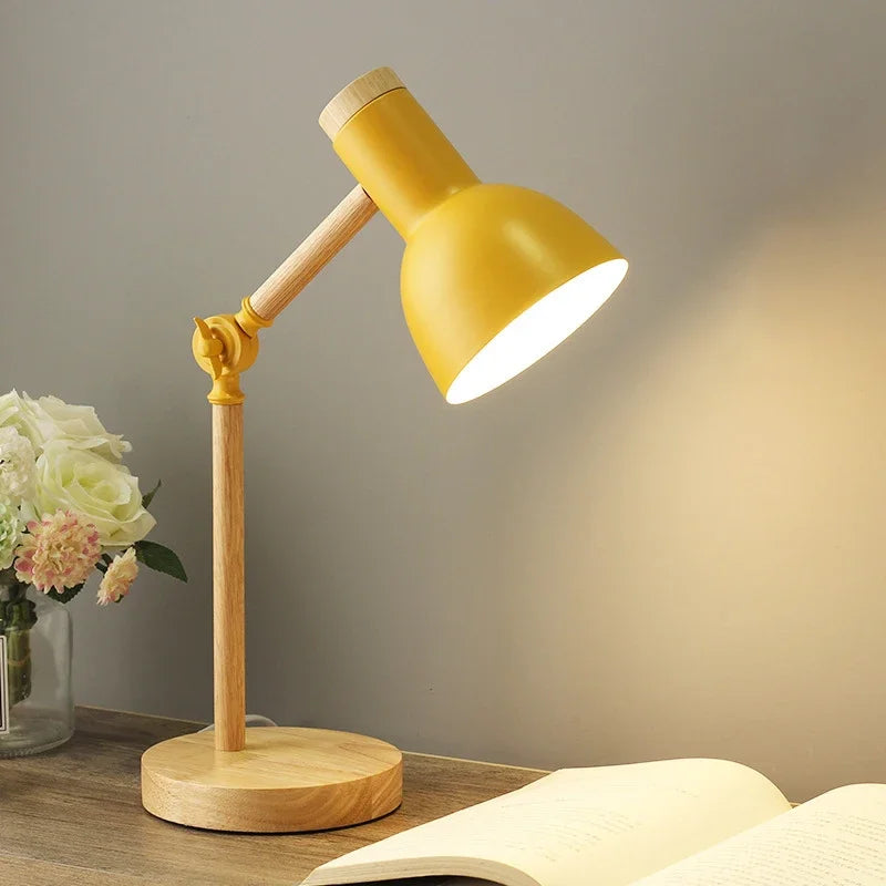 Tischlampe aus gebeiztem Holz