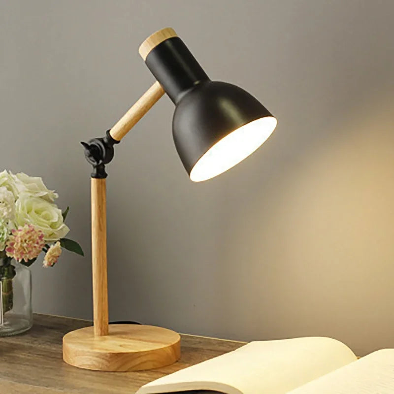 Tischlampe aus gebeiztem Holz