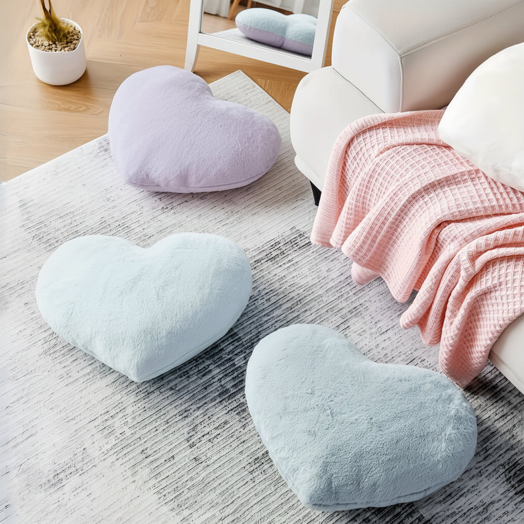 Herzförmiges Plüsch-Dekokissen fürs Sofa