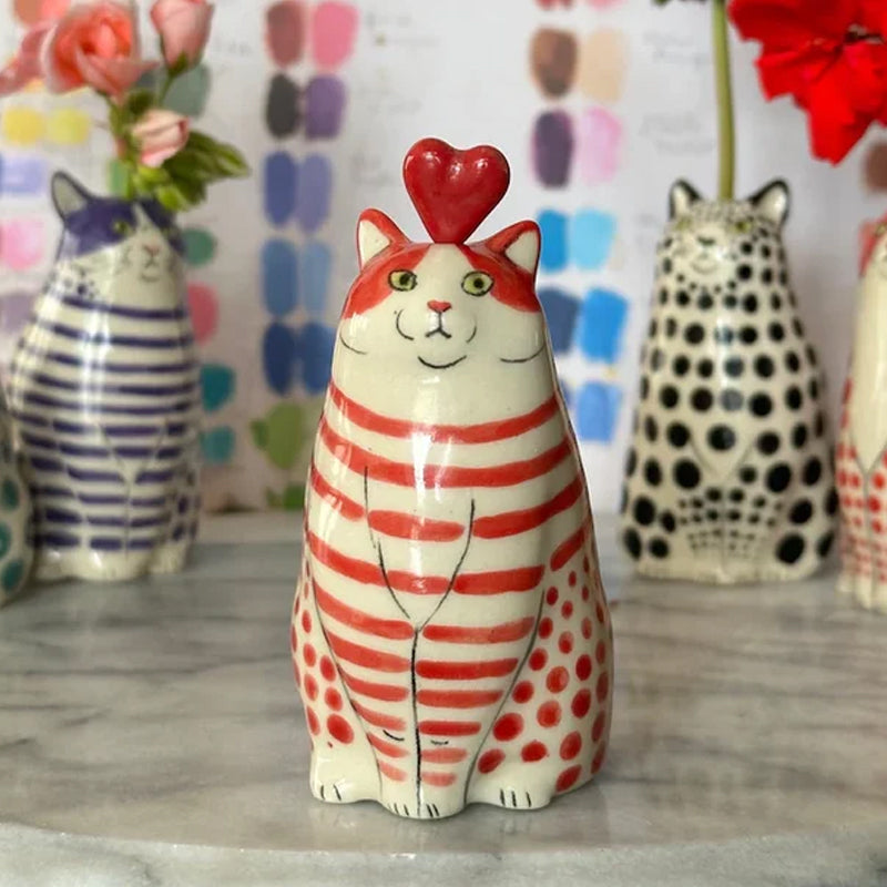 Gepunktete Vase in Katzenform