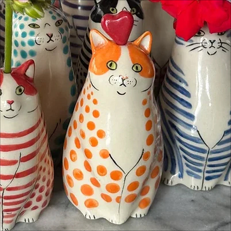 Gepunktete Vase in Katzenform