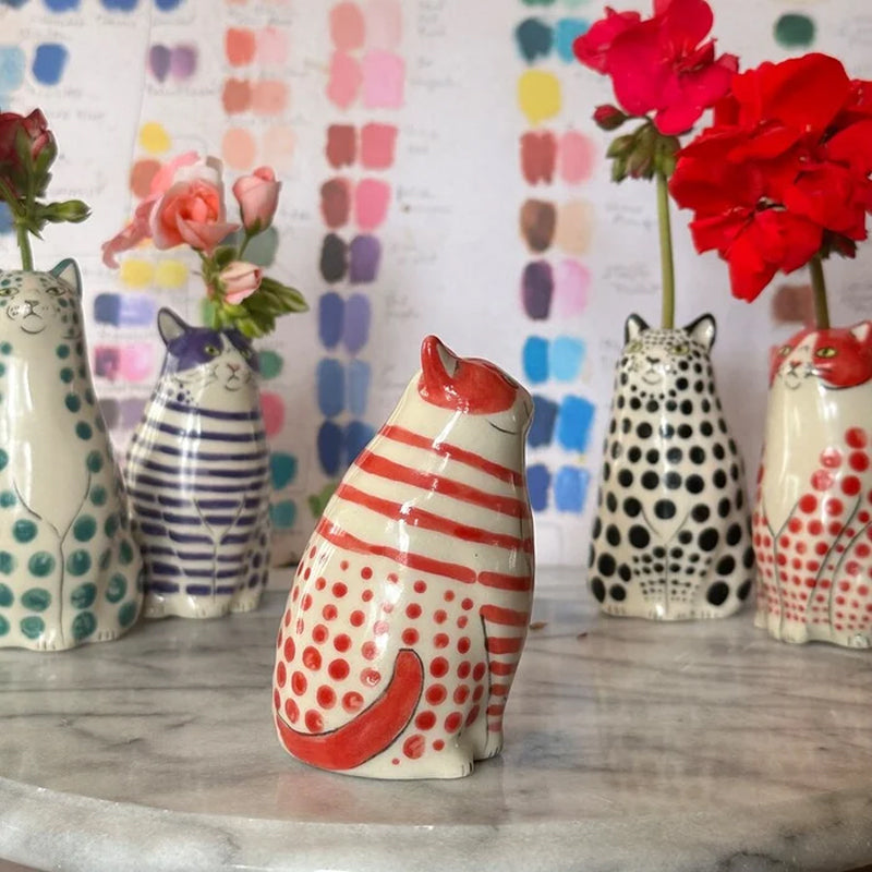 Gepunktete Vase in Katzenform