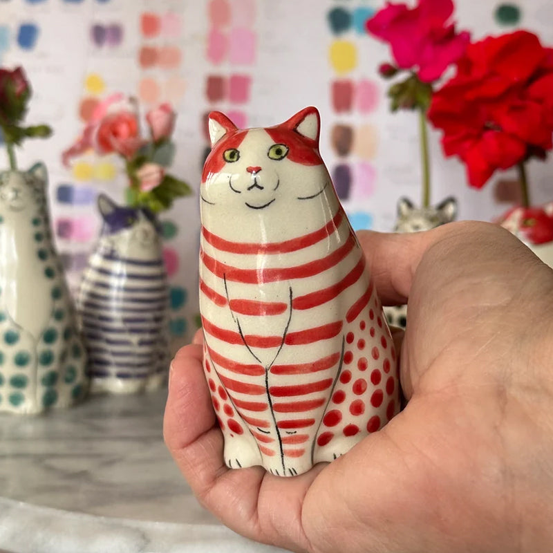 Gepunktete Vase in Katzenform