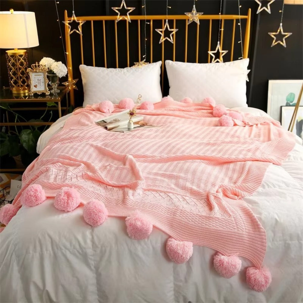 Weiche flauschige Decke mit Pompons
