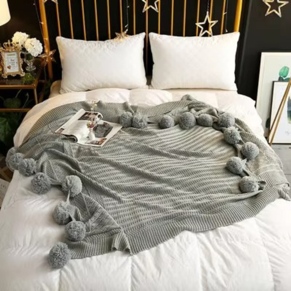 Weiche flauschige Decke mit Pompons