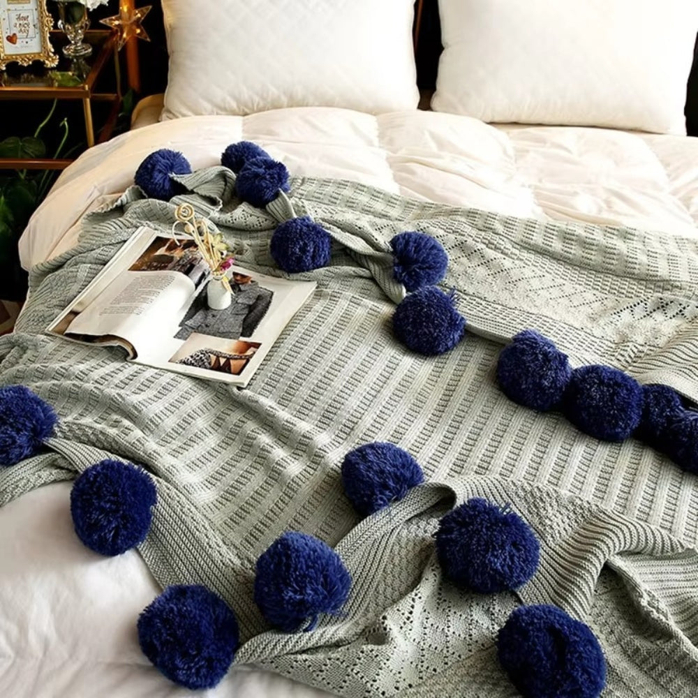 Weiche flauschige Decke mit Pompons