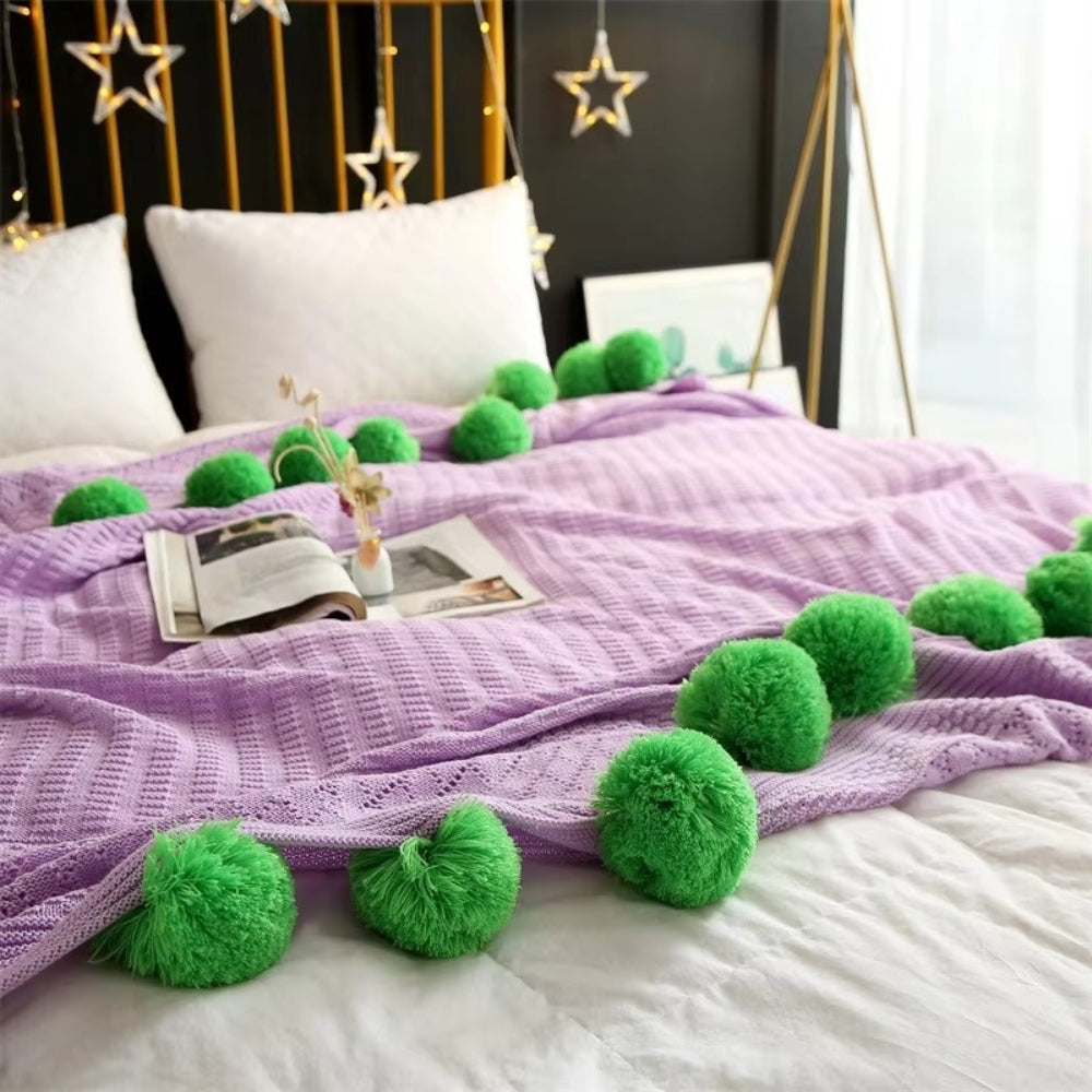 Weiche flauschige Decke mit Pompons