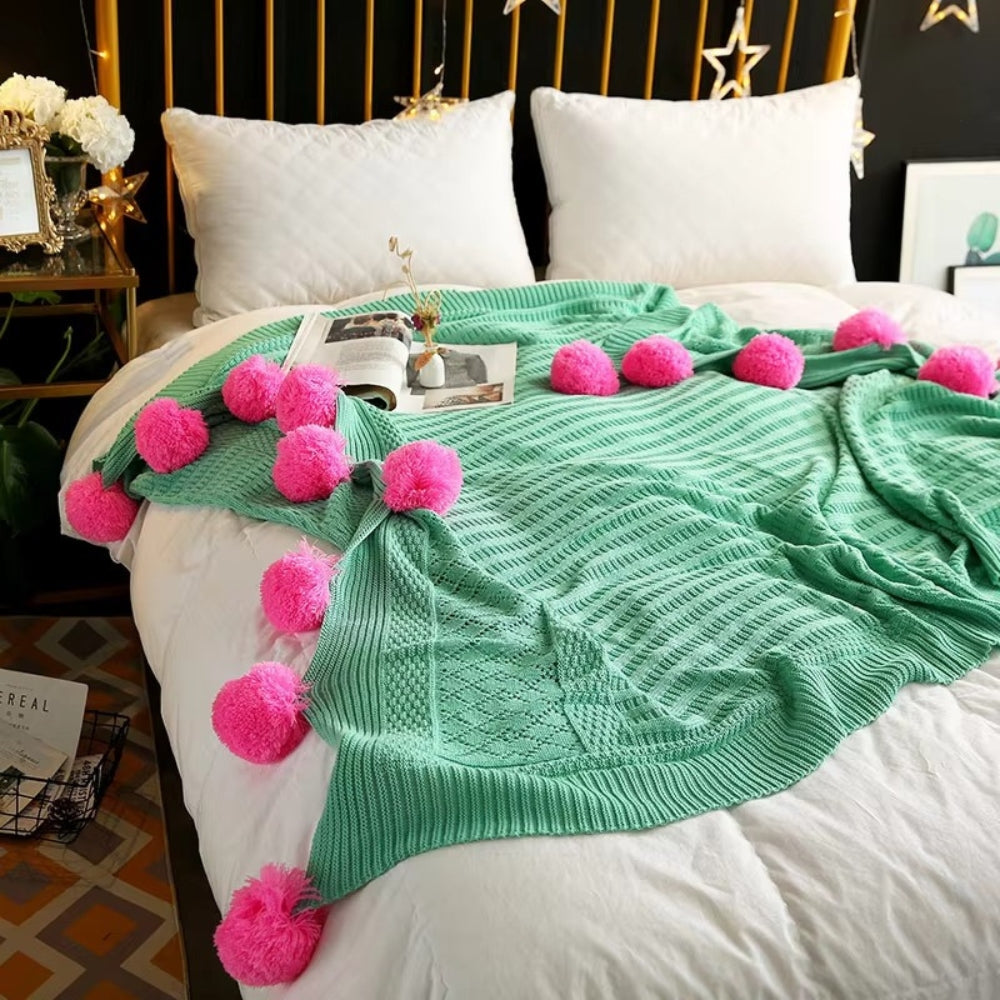 Weiche flauschige Decke mit Pompons