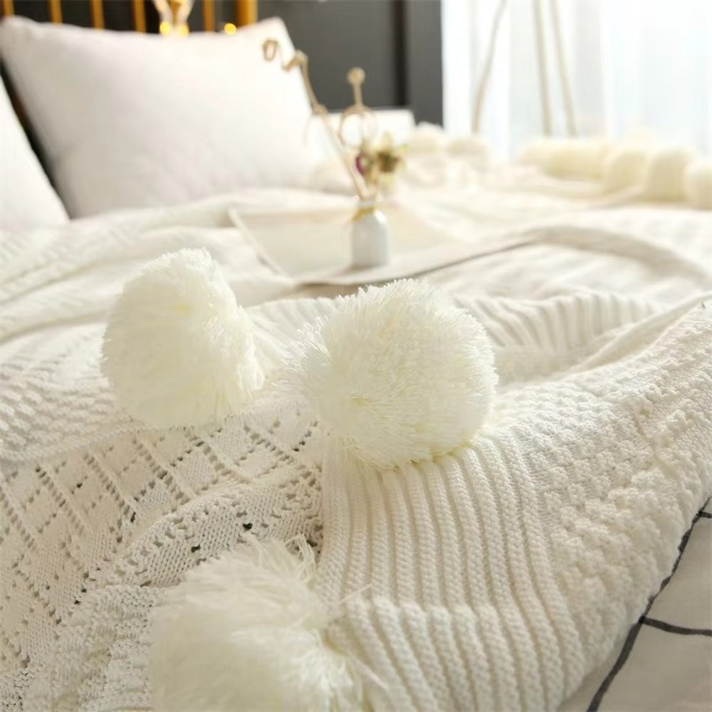 Weiche flauschige Decke mit Pompons