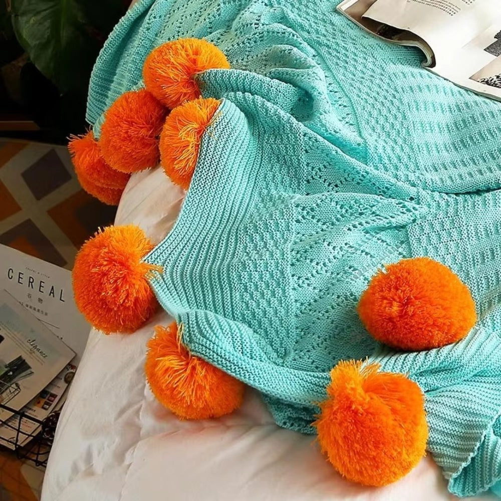 Weiche flauschige Decke mit Pompons