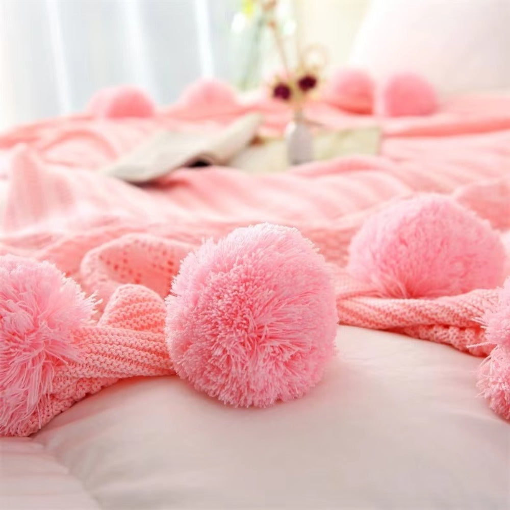 Weiche flauschige Decke mit Pompons