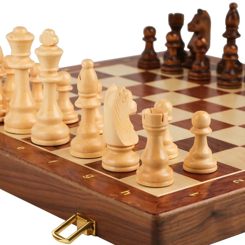 Schachspiel aus Holz mit klassischem, klappbarem Schachbrett aus Nussbaumholz
