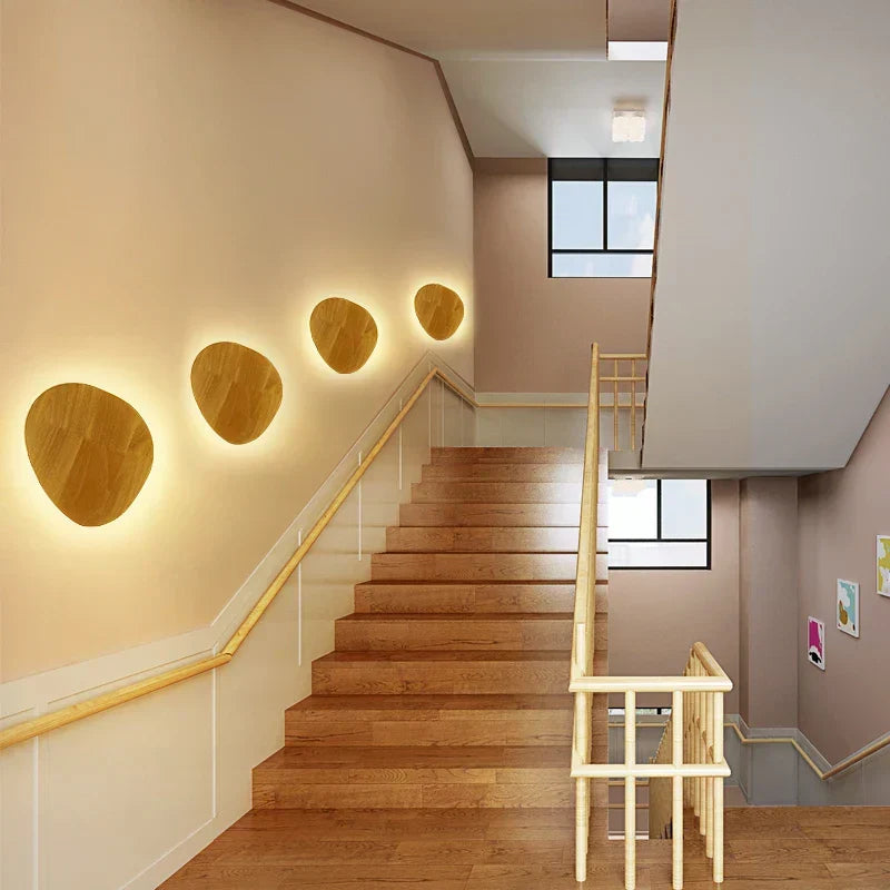 Skandinavische Holz-Wandleuchte mit warmem Licht und minimalistischem Design