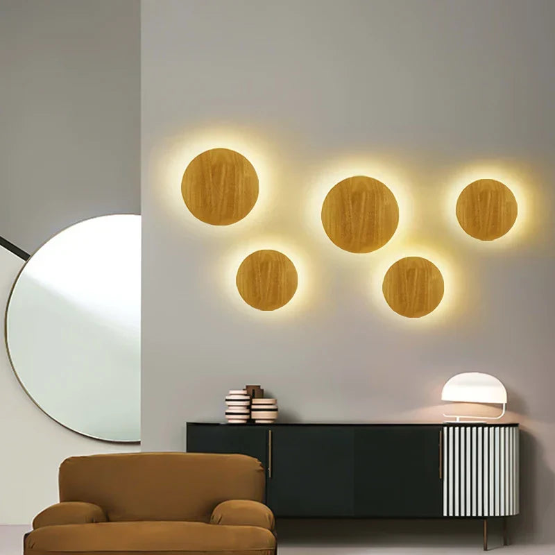 Skandinavische Holz-Wandleuchte mit warmem Licht und minimalistischem Design