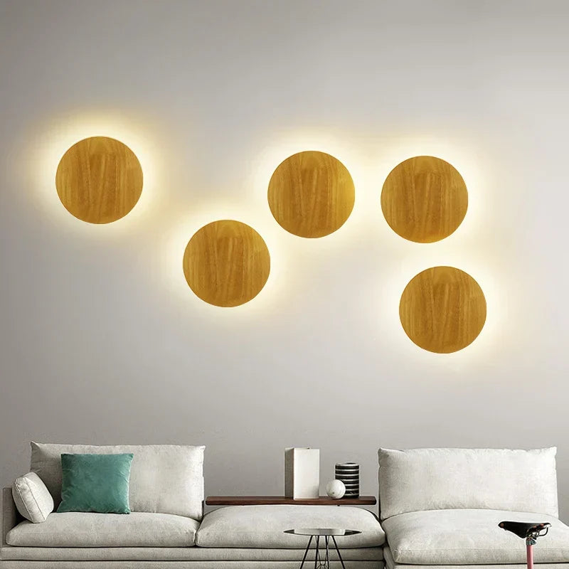 Skandinavische Holz-Wandleuchte mit warmem Licht und minimalistischem Design