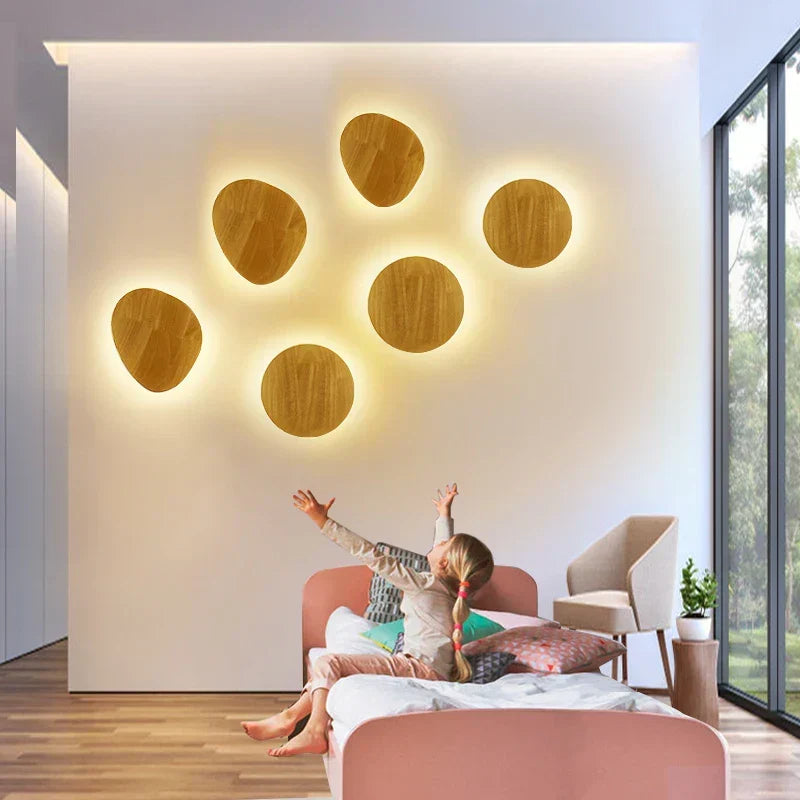 Skandinavische Holz-Wandleuchte mit warmem Licht und minimalistischem Design