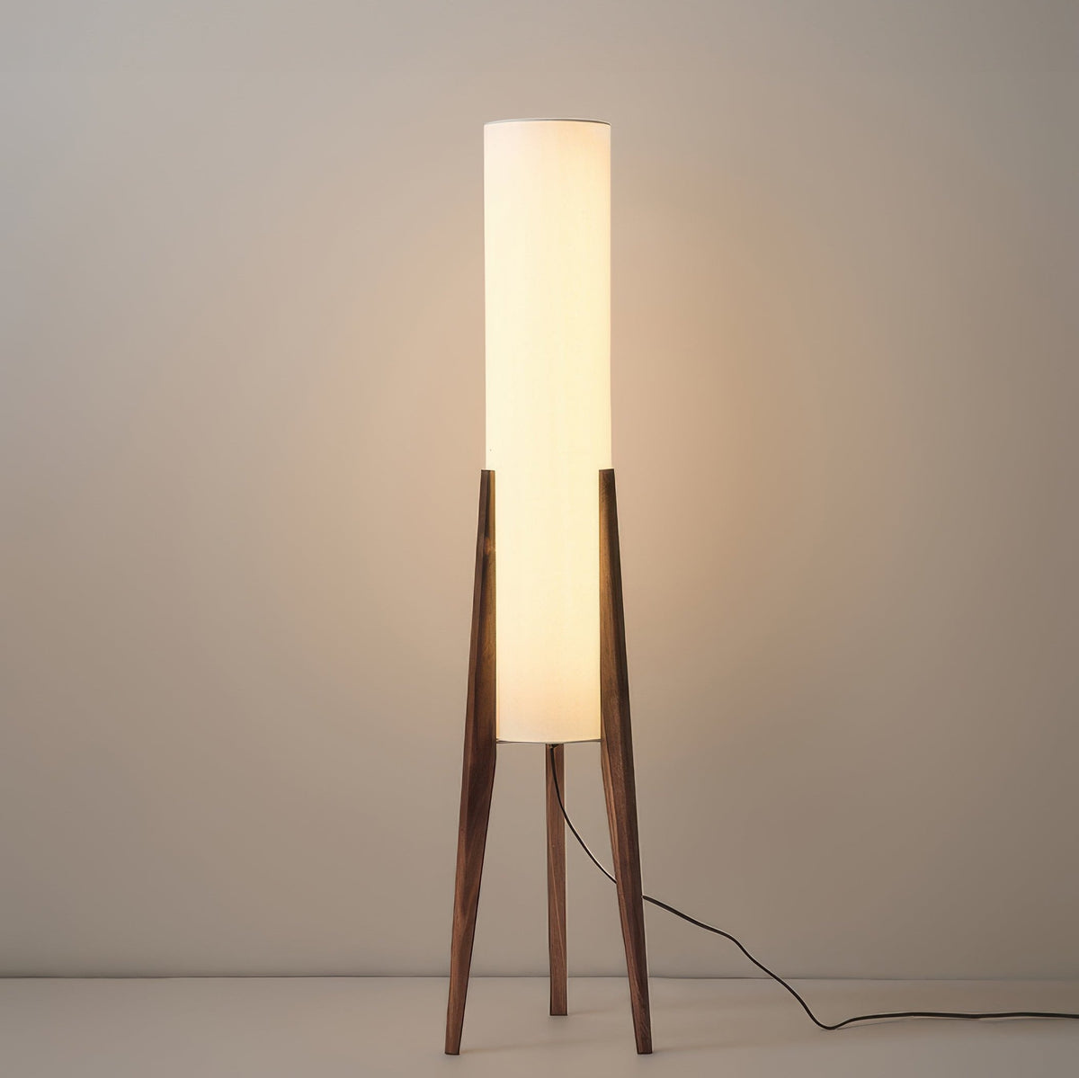 Stehleuchte aus Walnussholz im modernen Retro-Design - Kunstlampe