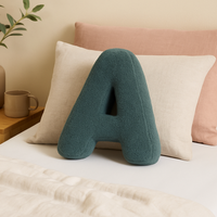 Personalisierbares Dekokissen in Buchstabenform fürs Sofa