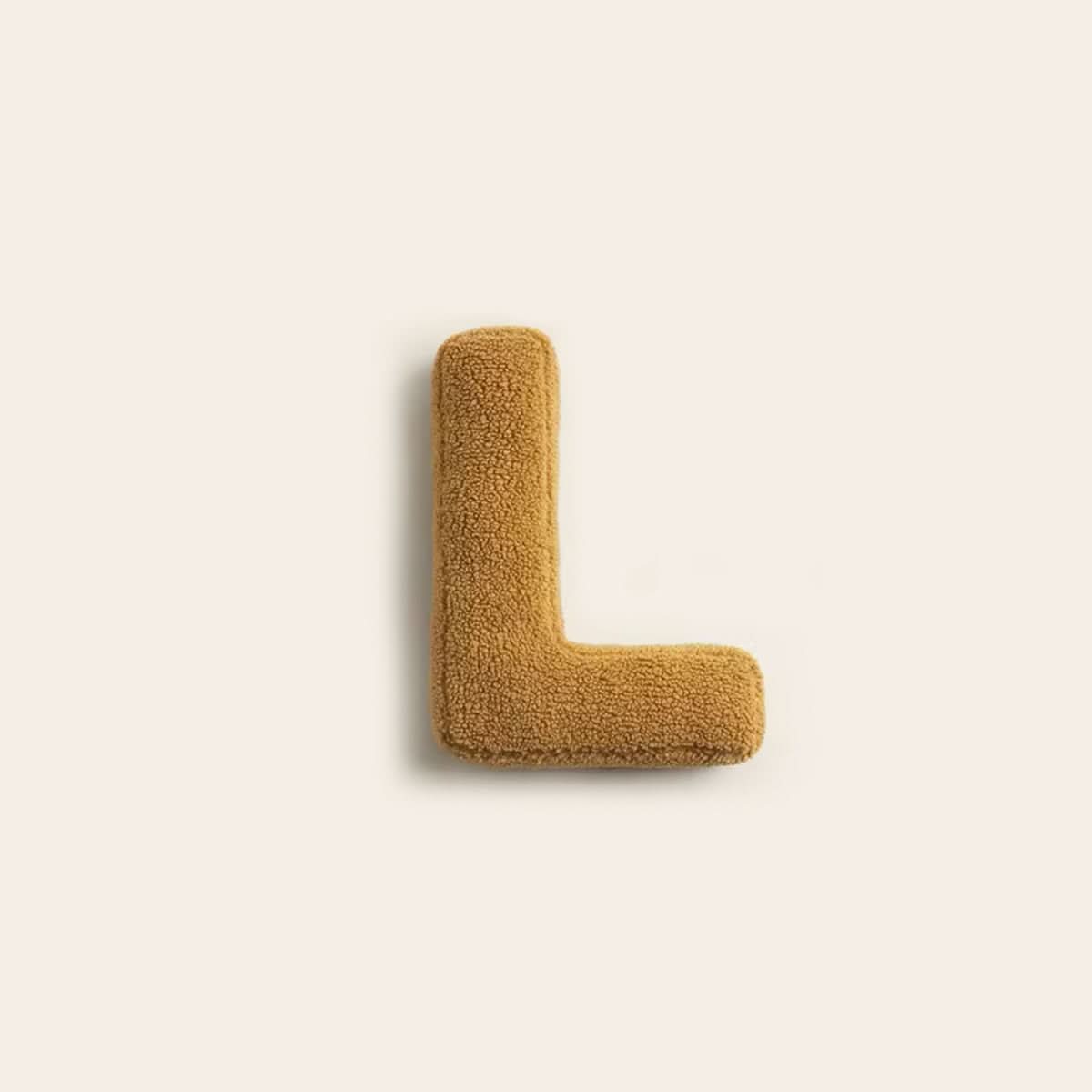 Personalisierbares Dekokissen in Buchstabenform fürs Sofa