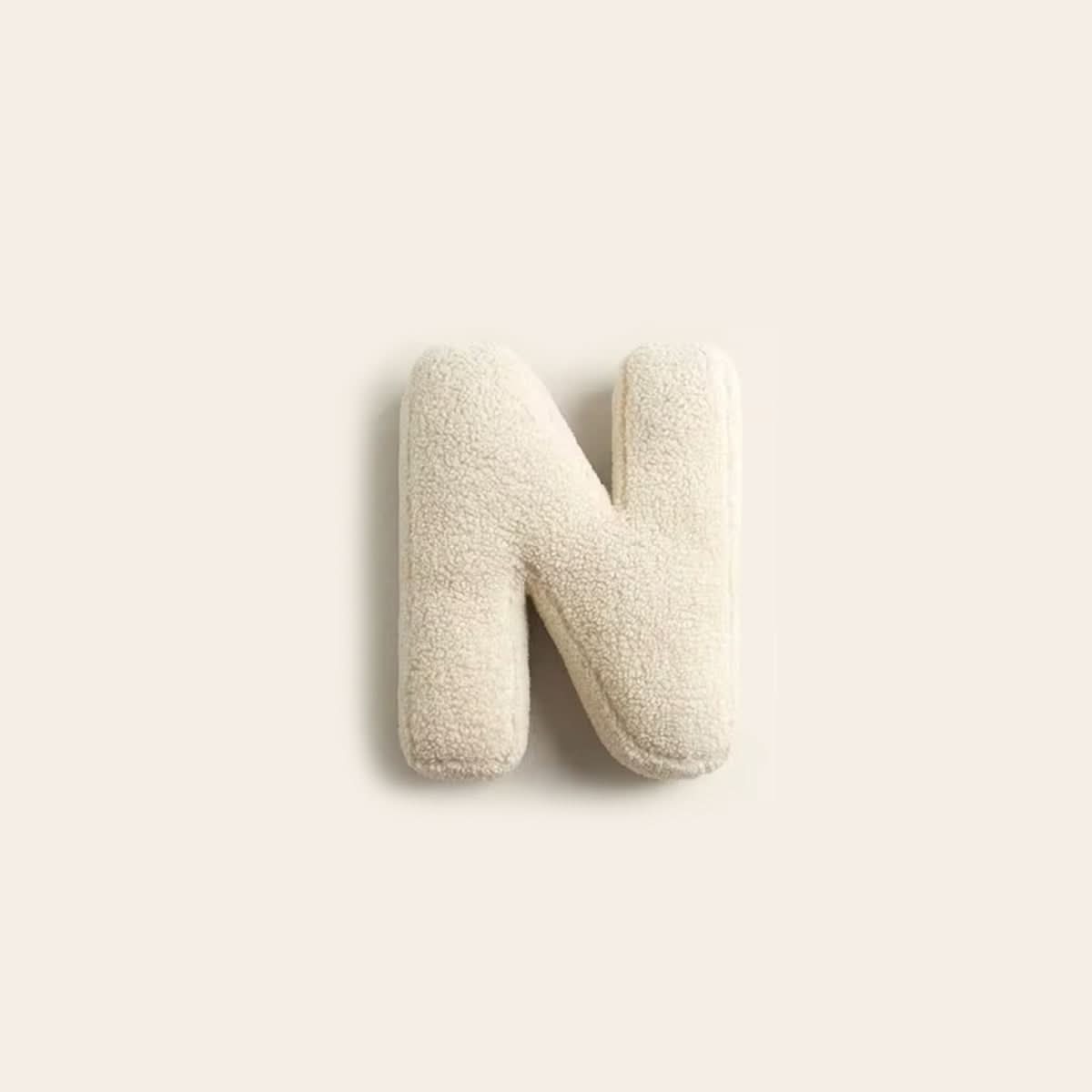 Personalisierbares Dekokissen in Buchstabenform fürs Sofa