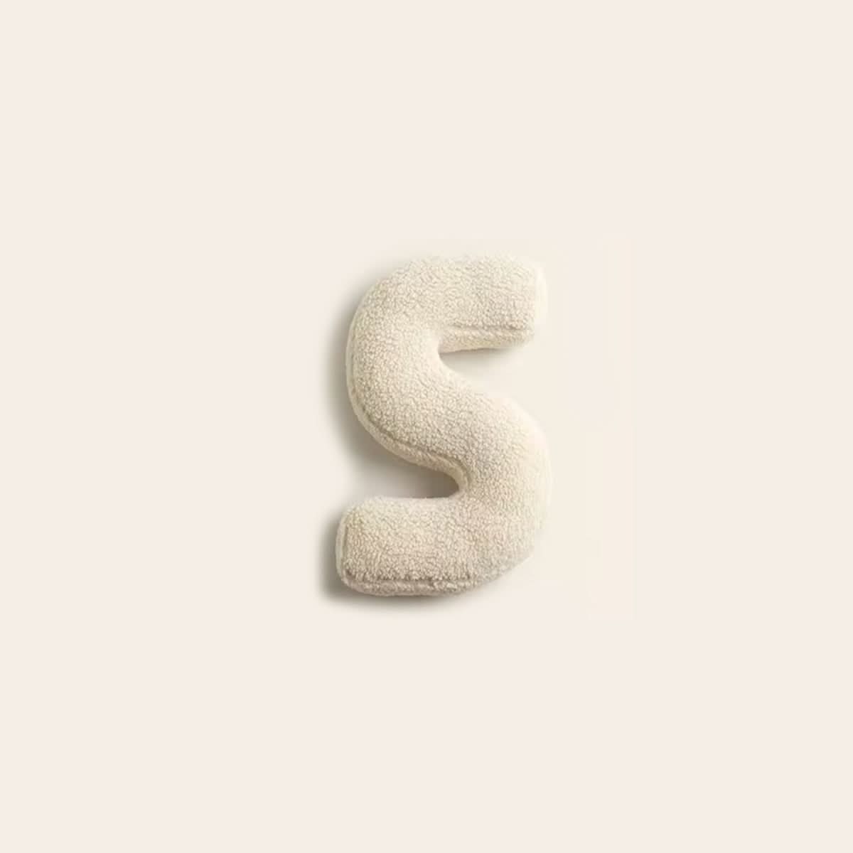 Personalisierbares Dekokissen in Buchstabenform fürs Sofa