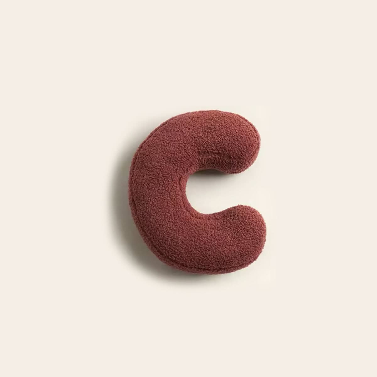 Personalisierbares Dekokissen in Buchstabenform fürs Sofa