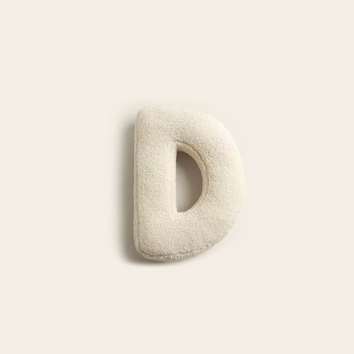 Personalisierbares Dekokissen in Buchstabenform fürs Sofa