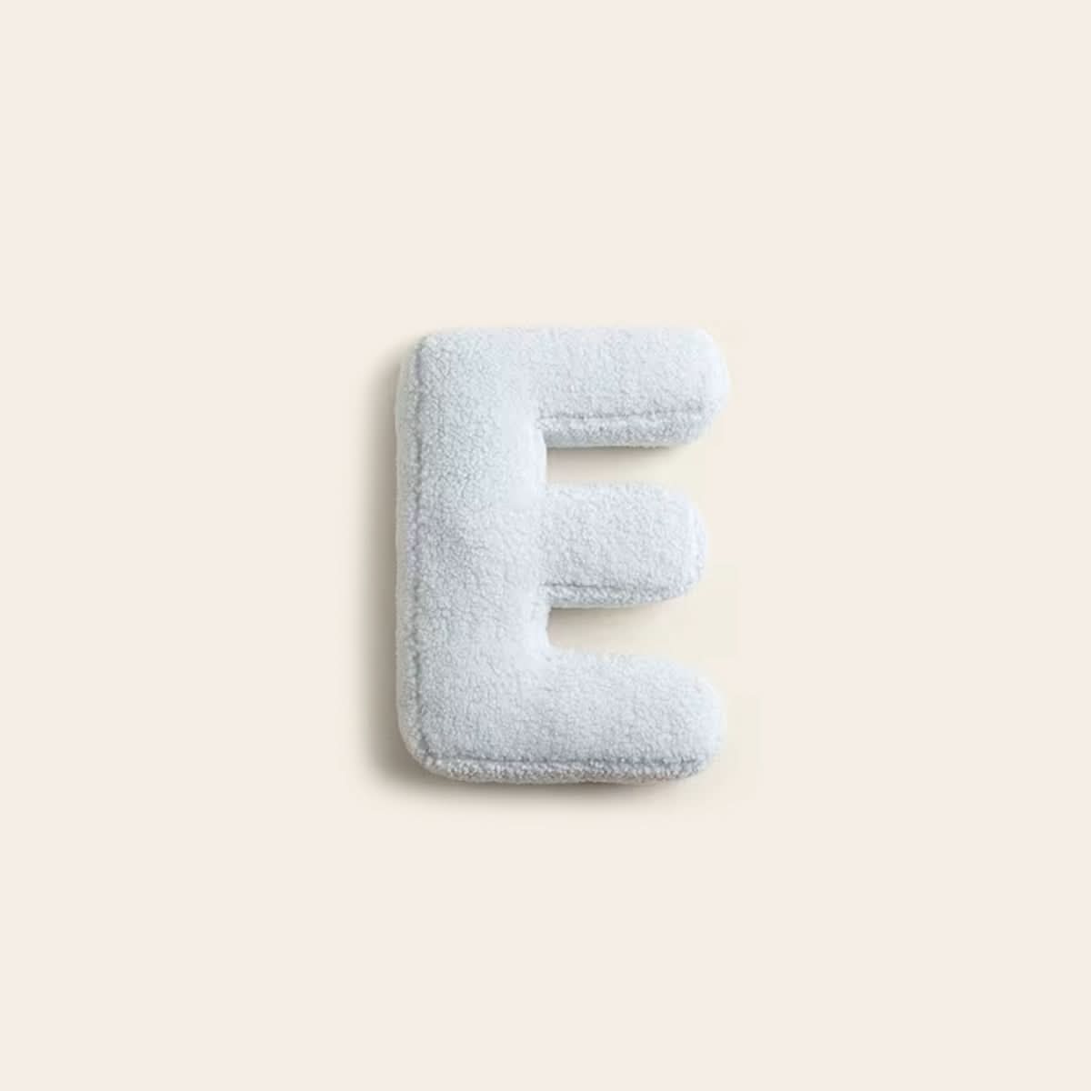 Personalisierbares Dekokissen in Buchstabenform fürs Sofa