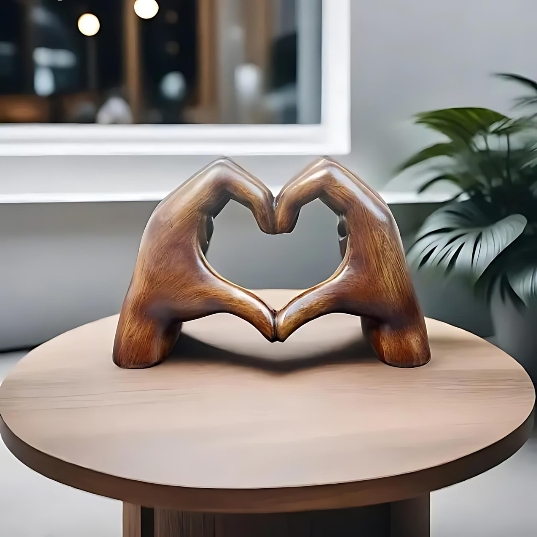 Herzförmige Skulptur: Moderne Kunst mit romantischer Stimmung
