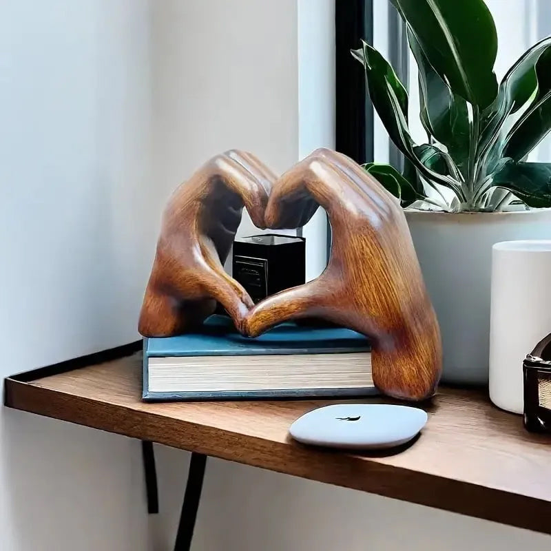 Herzförmige Skulptur: Moderne Kunst mit romantischer Stimmung