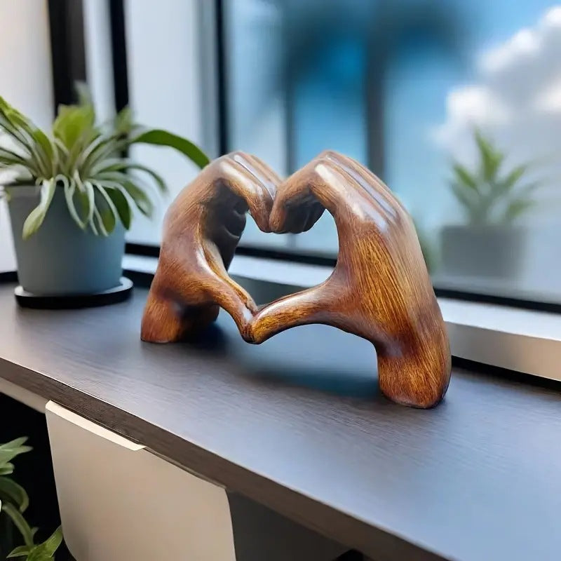 Herzförmige Skulptur: Moderne Kunst mit romantischer Stimmung