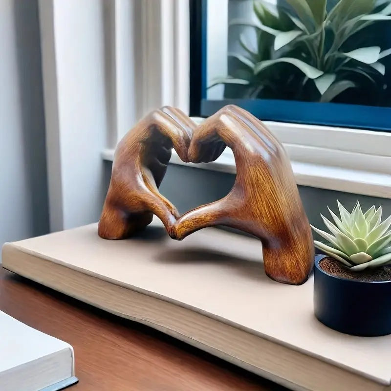 Herzförmige Skulptur: Moderne Kunst mit romantischer Stimmung