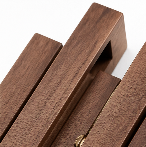 Skulpturaler Wandkleiderbügel aus Holz