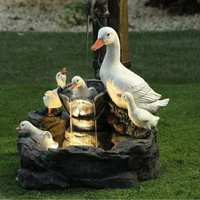 Solar-Dekobrunnen mit Enten- und Eichhörnchenfigur | Gartenfigur mit LED-Beleuchtung | Wetterfestes Kunstharz | Für Terrasse und Balkon