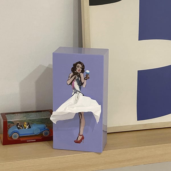 Taschentuchbox mit fliegendem Rock