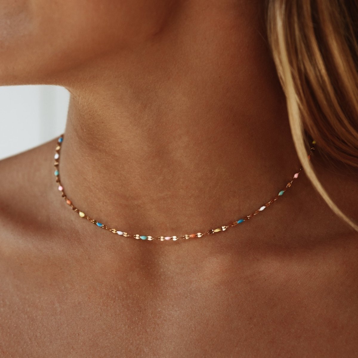 Mehrfarbige Choker-Halskette mit modischem Design