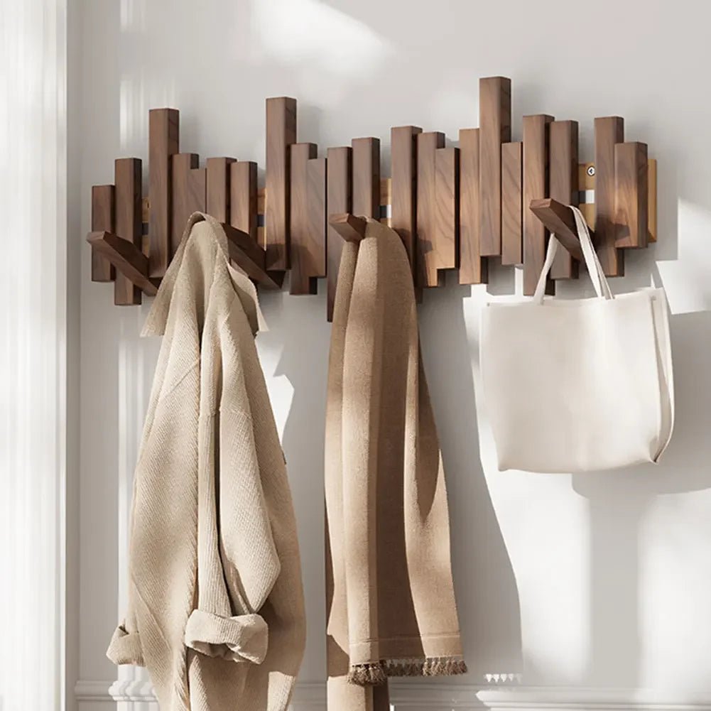 Wandgarderobe aus Massivholz mit magnetischen Haken