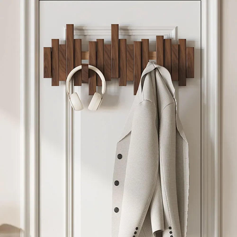 Wandgarderobe aus Massivholz mit magnetischen Haken