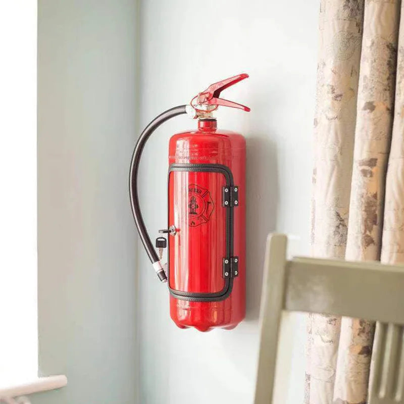 Versteckter Flaschenhalter in Feuerlöscher-Form