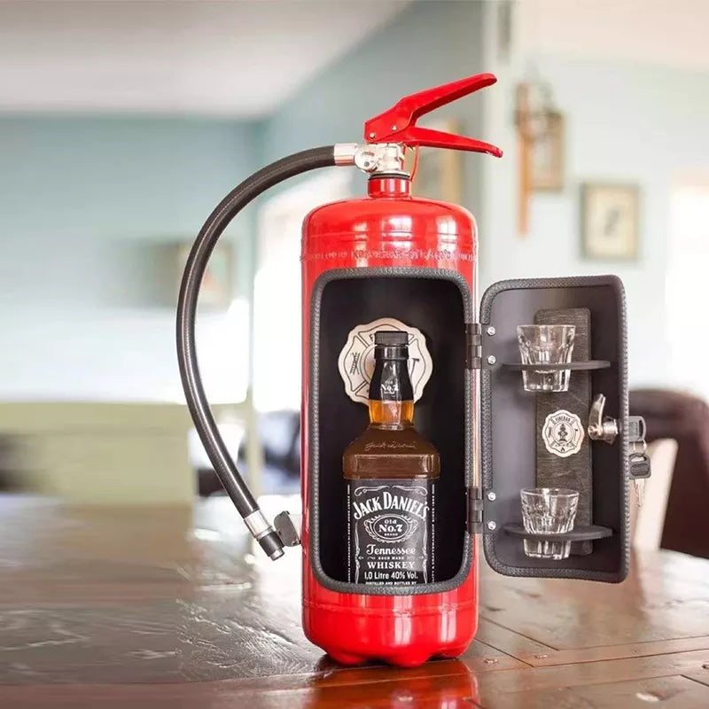 Versteckter Flaschenhalter in Feuerlöscher-Form