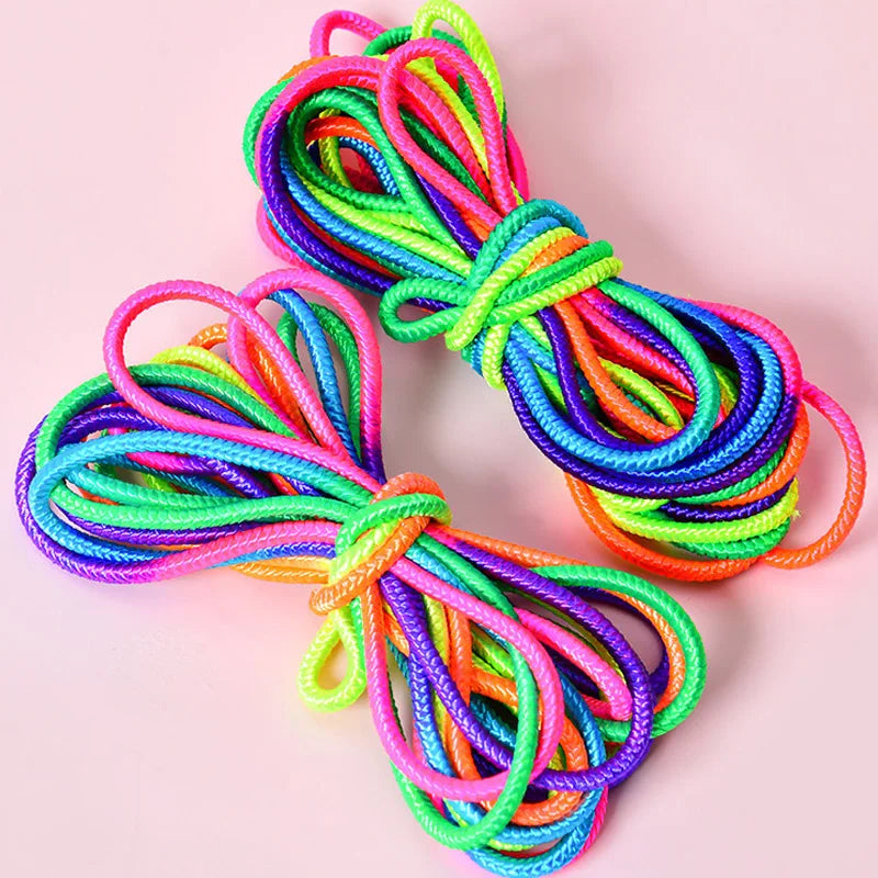 Springseil in Regenbogenfarben für Outdoor-Spiele für Kinder