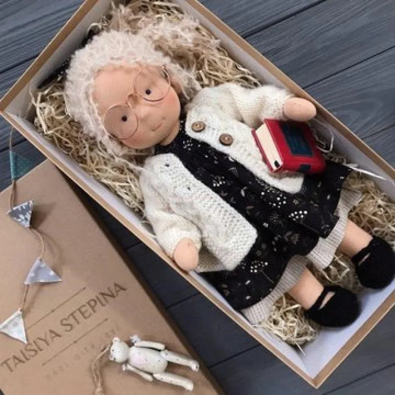 Unisex handgefertigte Waldorf-inspirierte Plüschpuppe