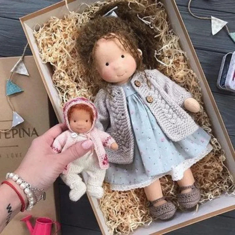 Unisex handgefertigte Waldorf-inspirierte Plüschpuppe
