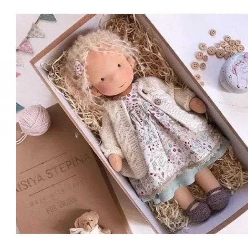 Unisex handgefertigte Waldorf-inspirierte Plüschpuppe