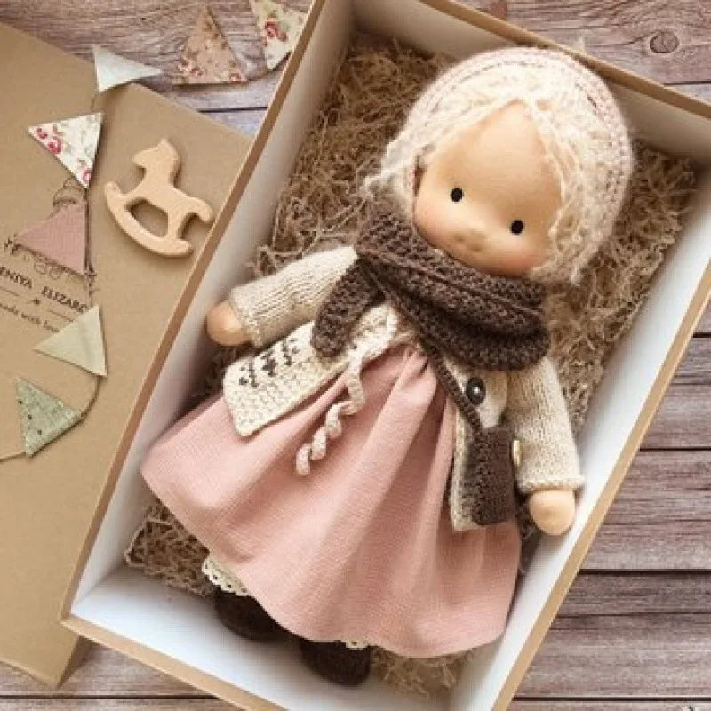 Unisex handgefertigte Waldorf-inspirierte Plüschpuppe